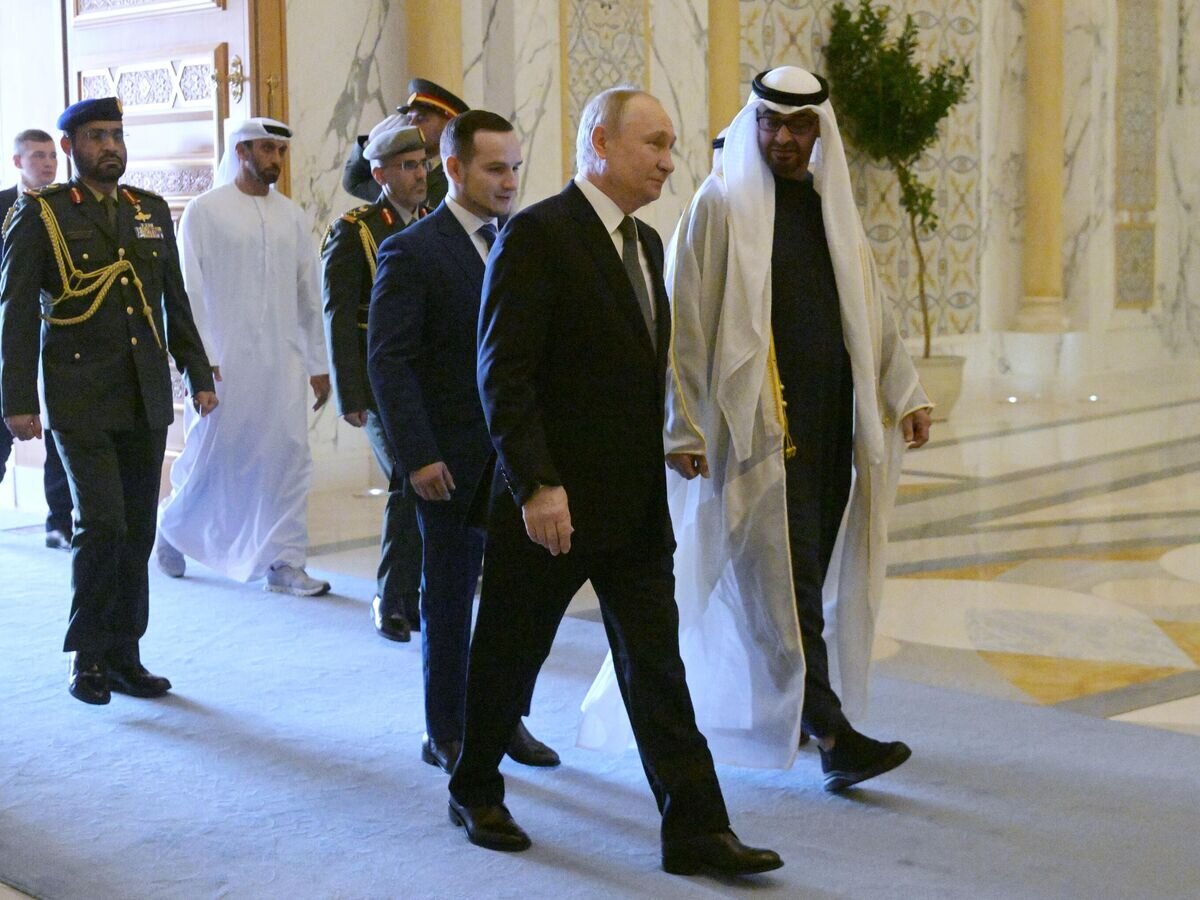    Президент РФ Владимир Путин и президент ОАЭ шейх Мухаммед бен Заид Аль Нахайян на церемонии официальной встречи во дворце Каср Аль-Ватан в Абу-Даби© РИА Новости / Алексей Никольский