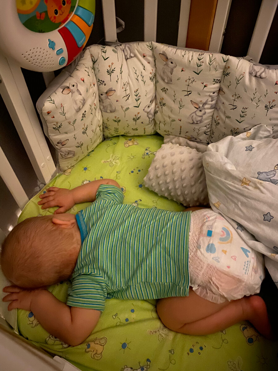 Переворачивается на живот во сне и из-за этого часто просыпается