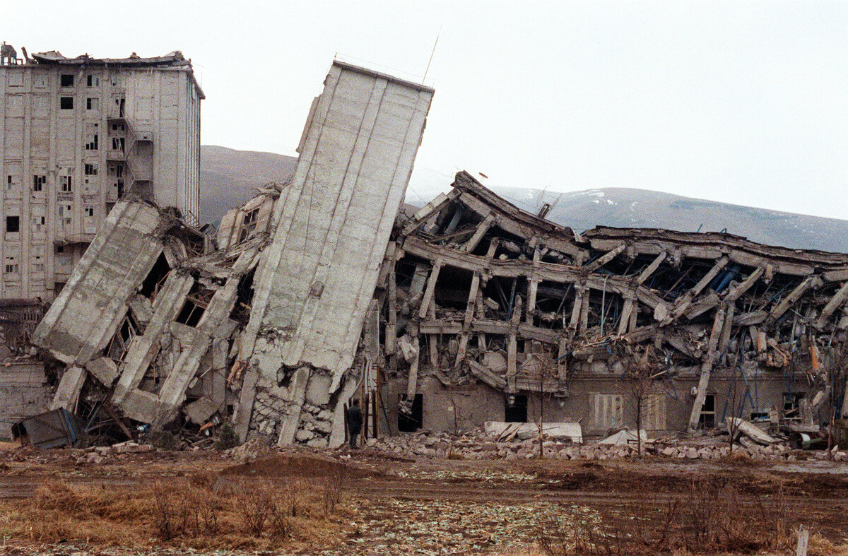 Ленинакан землетрясение сколько погибло. Землетрясение в Армении в 1988. Землетрясение 7 декабря 1988 Армения Ленинакан. Землетрясение в Армении Спитак.