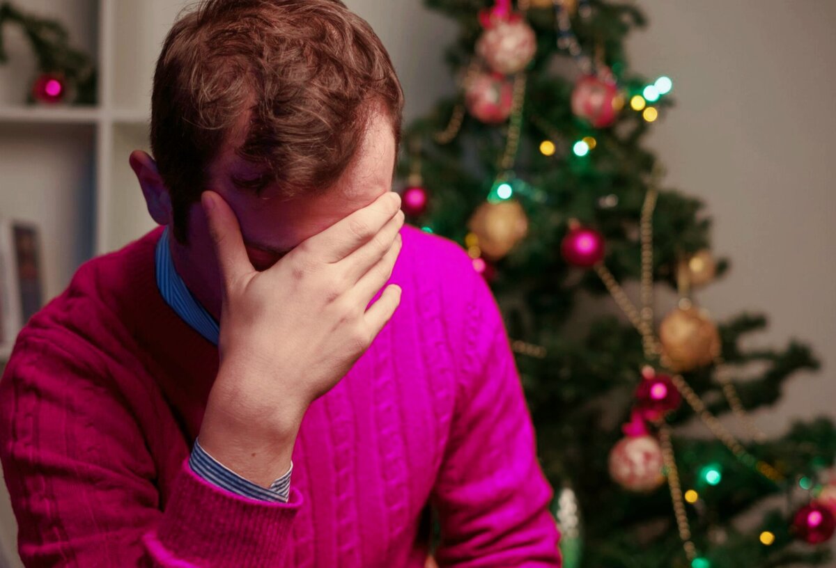 Новую грустную. Грустный новый год. Одинокий новый год. Печаль зима. Ребенок ночью на улице.