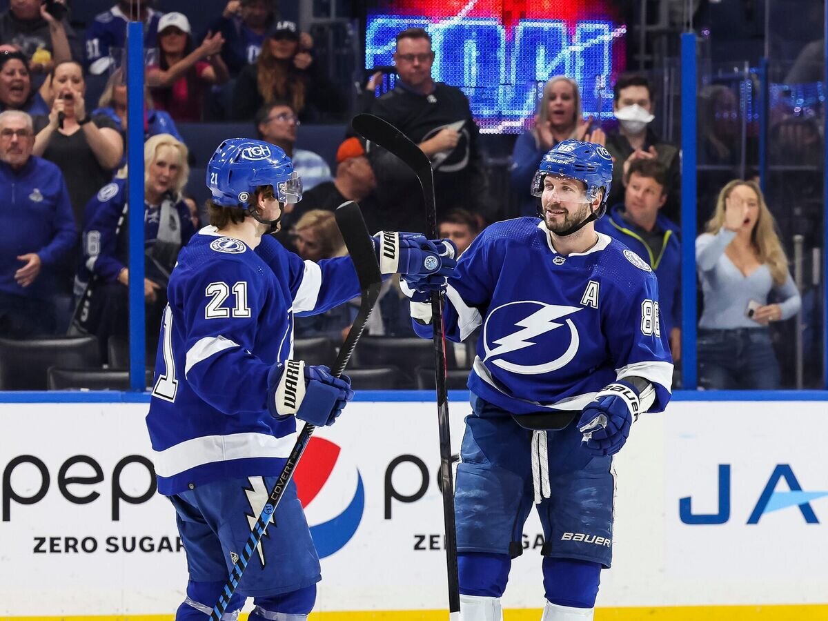    Хоккеист "Тампа-Бэй Лайтнинг" Никита Кучеров (справа)© Фото : twitter.com/tblightning