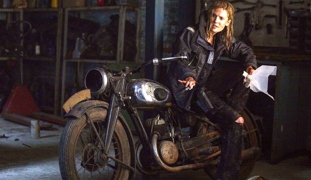 Хм... Байк как-то подозрительно напоминает старинную "Яву" 1930-х, или 40-х.  Неужто и впрямь она?