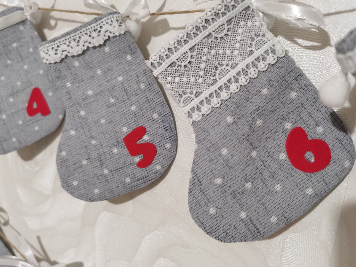 Тот самый вариант адвент-календаря, который никого не оставит равнодушным, он будет интересен и взрослым и детям и доставит массу положительных эмоций.