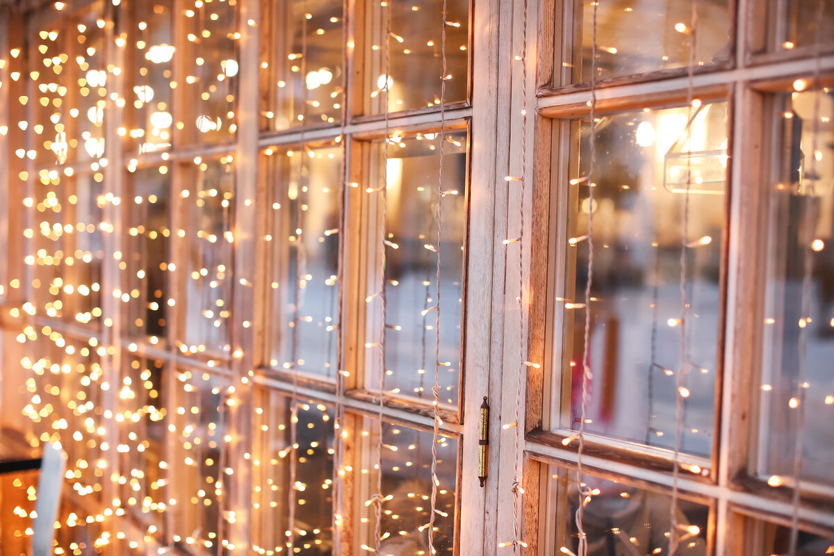 Рассказываем, как без лишних хлопот украсить окно к Новому году и зарядиться праздничным настроением! Гирлянды Как же без них — ведь это один из главных атрибутов праздника.-2-2