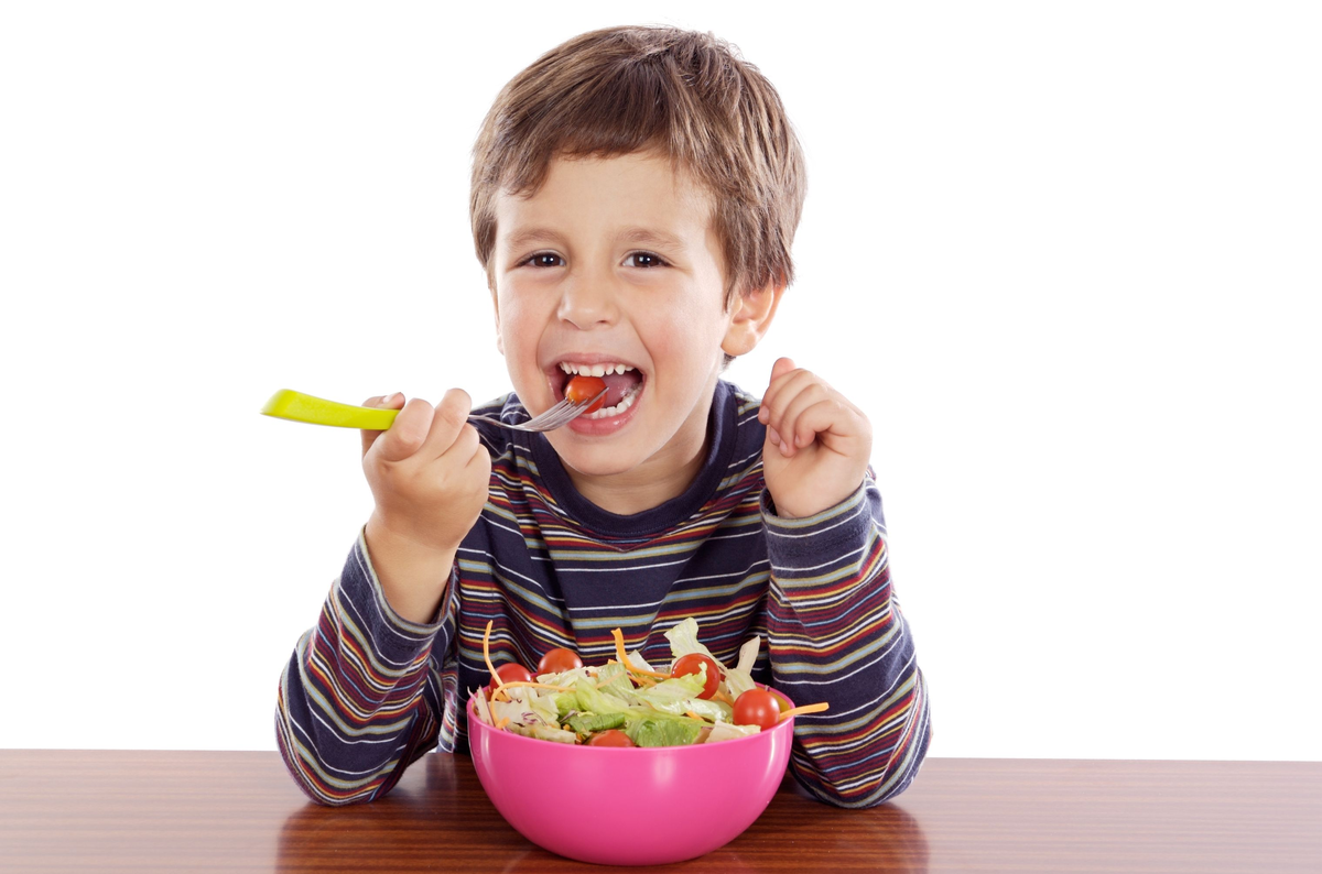 Картинка дети кушают. Еда для детей. Мальчик кушает. Ребенок ест. Ребенок завтракает.