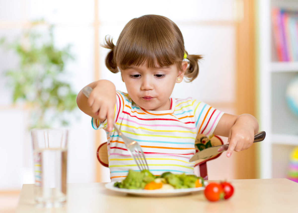 Возрасте до 3 лет принимать. Питание детей. Ребенок кушает. Правильное питание для детей. Правильное питание для дошкольников.