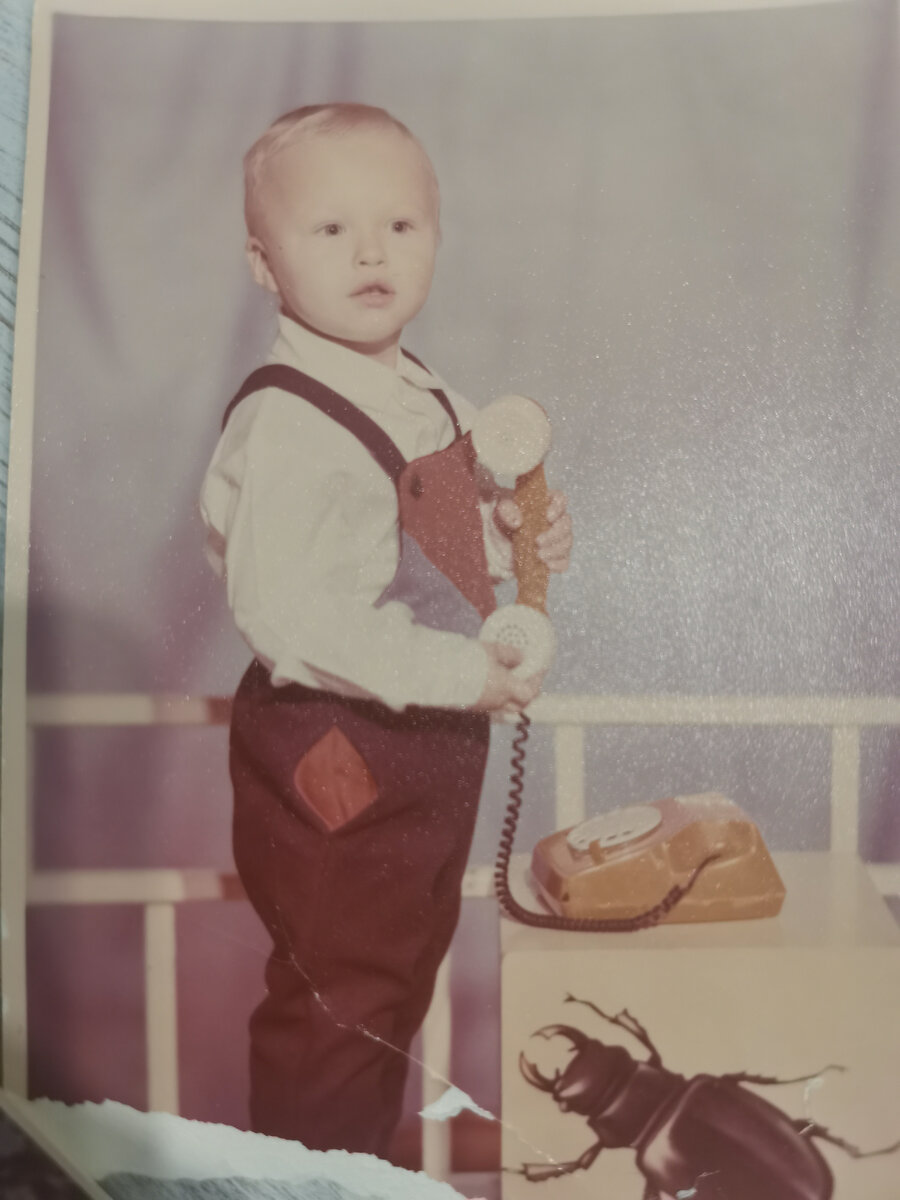 Папа Лёша в 2 года. Фотка как будто в садике сделана