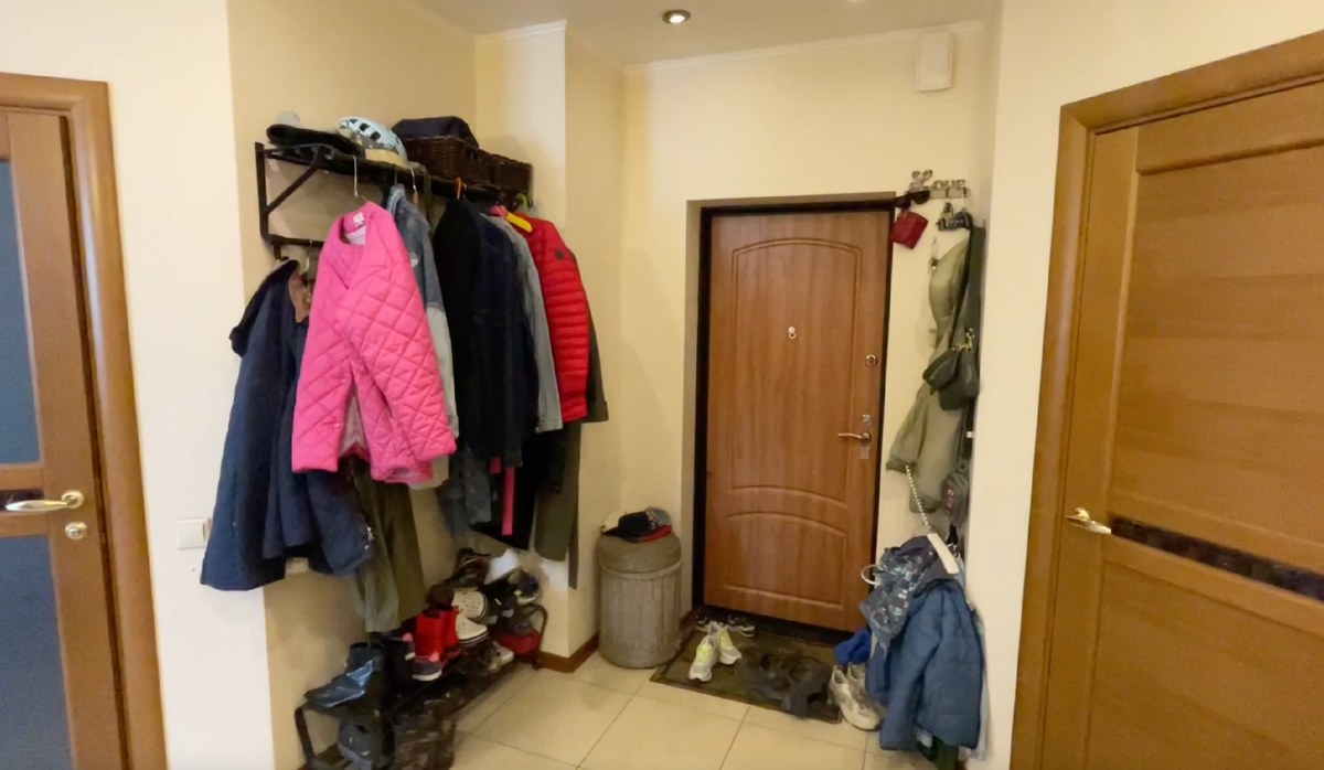 Со временем понавешали крючков со всех сторон