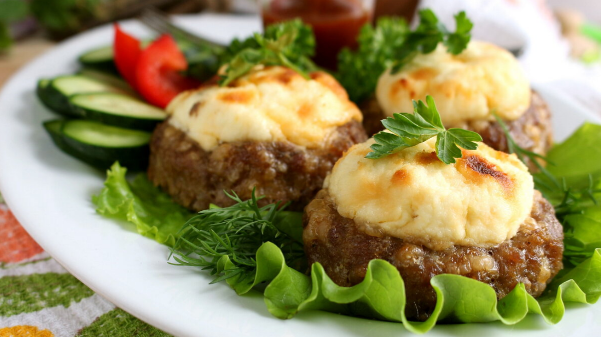 Горячее блюдо из фарша на новый год. Мясные котлеты в духовке. Горячее на праздничный стол. Горячее блюдо из фарша на новый год. Праздничные блюда из мяса.