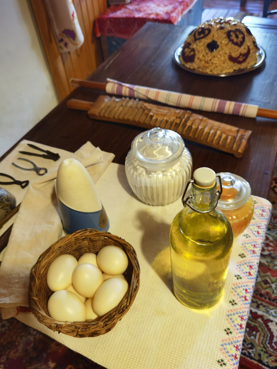 Все 5 ингредиентов для приготовления чак-чака. В старину использовали сахарные головы. Фото автора 