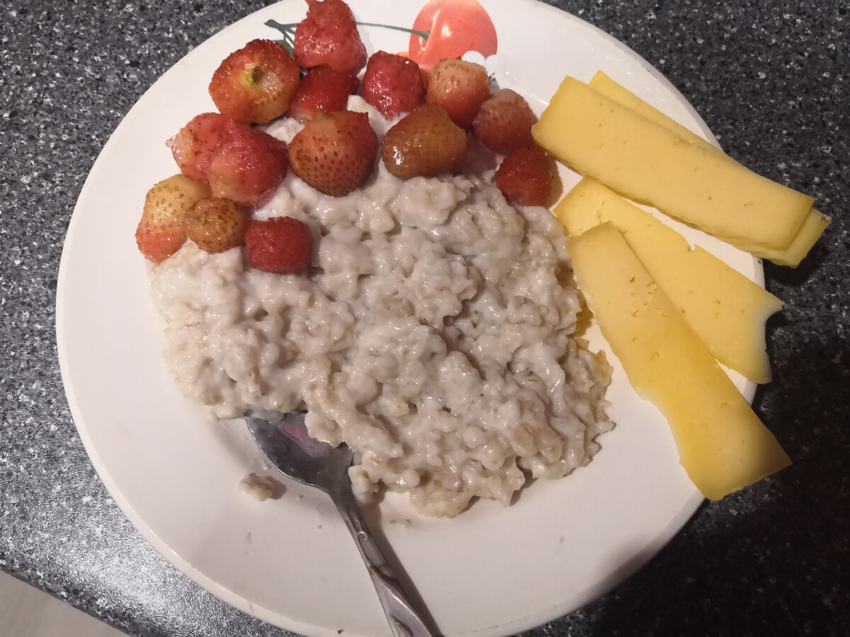 Каша с замороженной клубникой + сыр