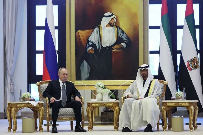 6 декабря 2023. Президент РФ Владимир Путин и президент Объединенных Арабских Эмиратов (ОАЭ) шейх Мухаммед бен Заид Аль Нахайян (справа) на церемонии официальной встречи во дворце Каср Аль-Ватан в Абу-Даби. Сергей Савостьянов / POOL
