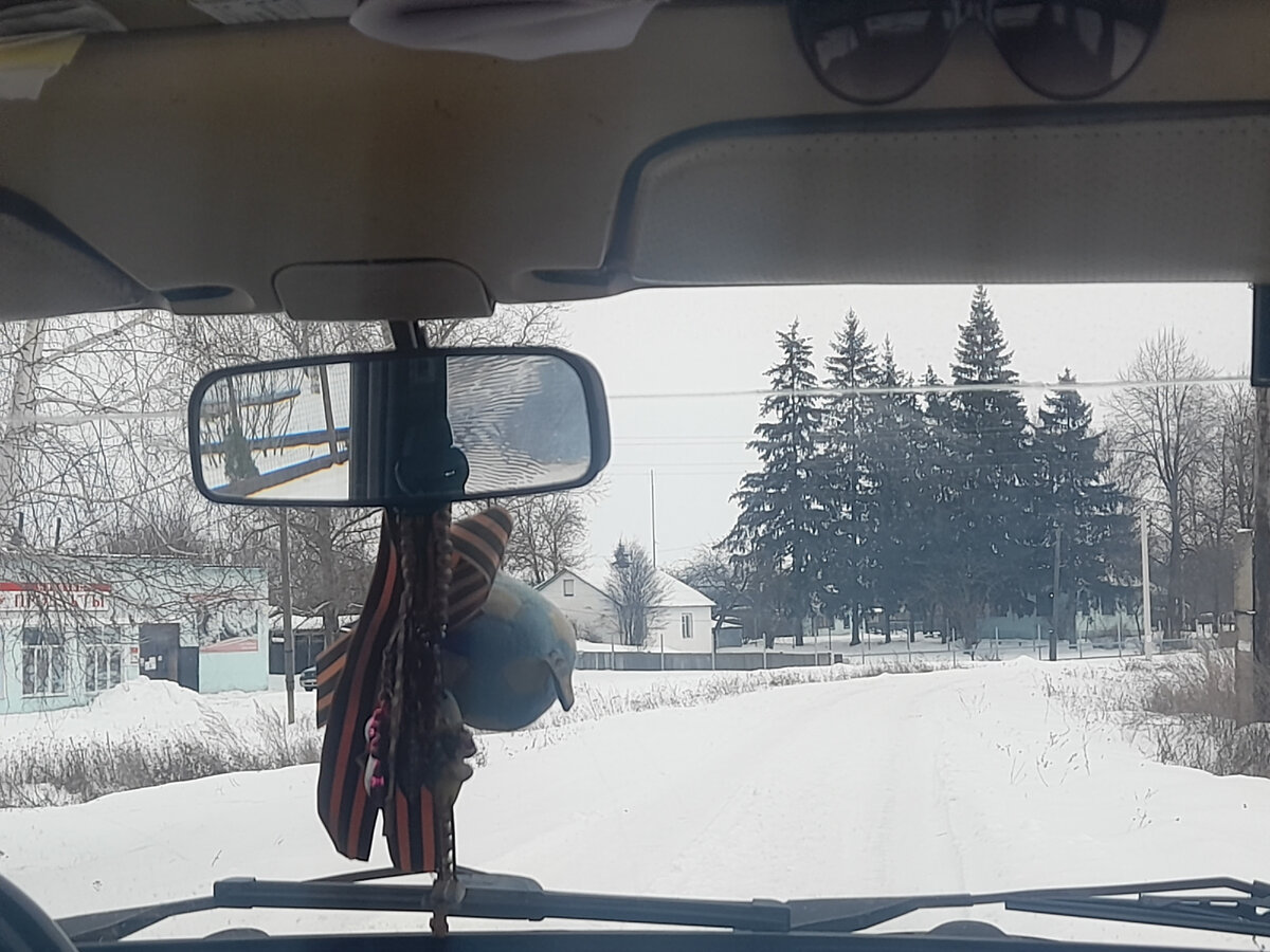 Помогла подтолкнуть машину водителя, который возит Варю🙂 Домаха. Центр села.