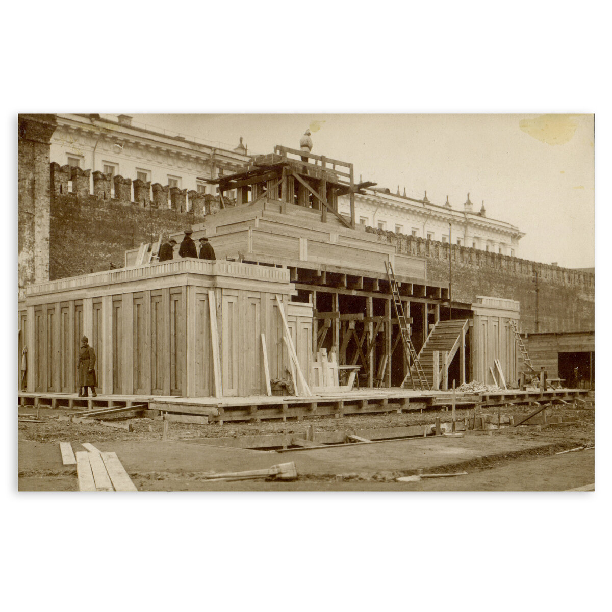 Строительство второго деревянного мавзолея Ленина. Фотография неизвестного фотографа. 1924 год. Личный архив наследников А. Щусева.
