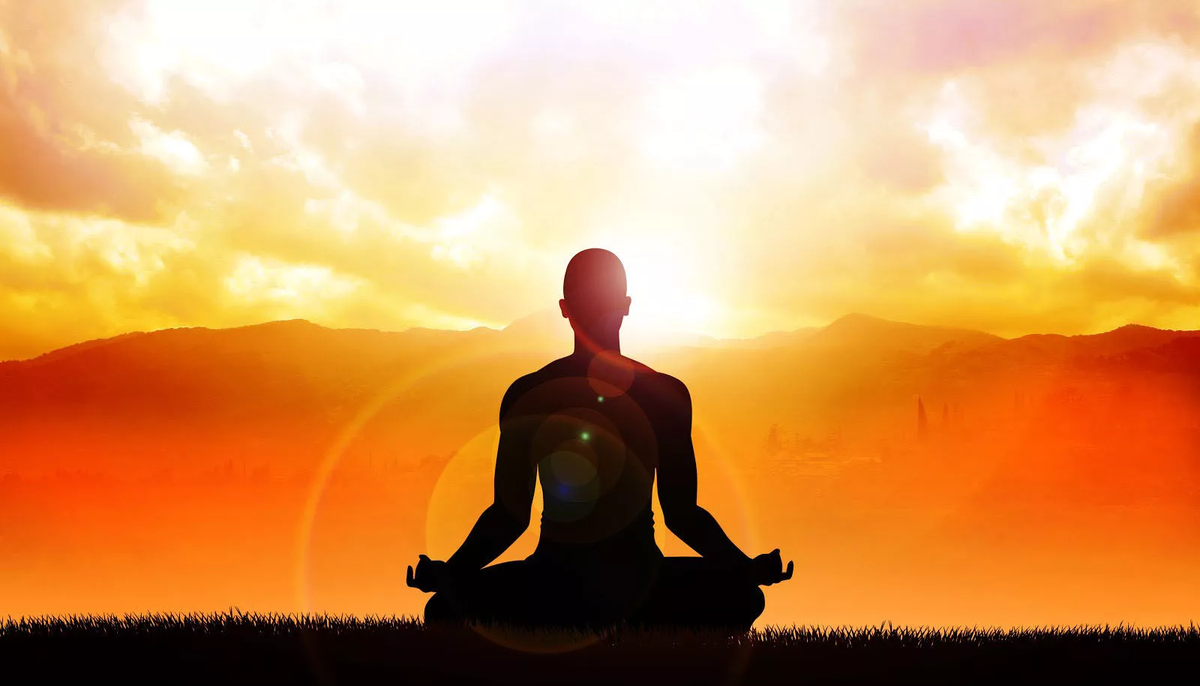 Монах йогин. Медитация солнце. Медитирующий человек. Йога медитация. Страшно и точка дзен