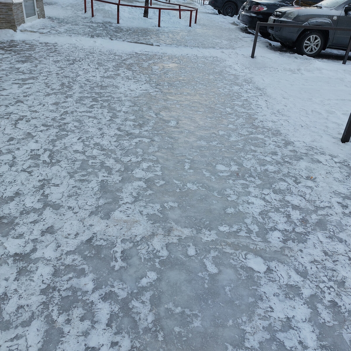 Вот такой звенящий гололед у нас в городе. Даже убеждают по ТВ быть осторожнее: не выходить и не выезжать без особой необходимости из дому.