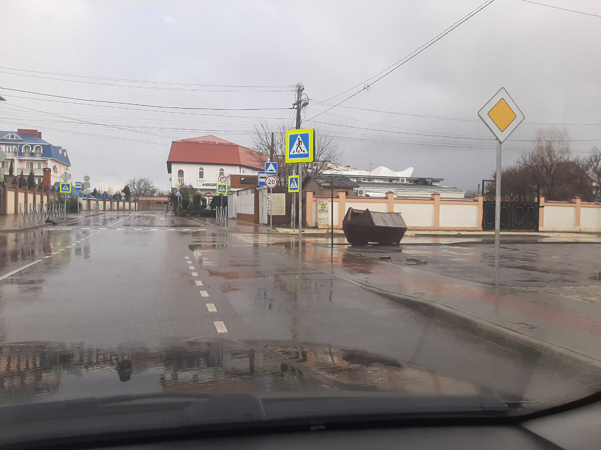 Новофёдоровка, от ветра упал киоск, где экскурсии продавали.