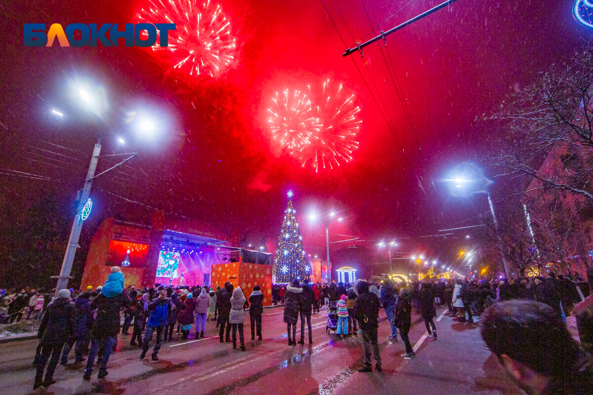 В москве отменены культурные мероприятия. Ростов на Дону новогодние праздники. Новогодний салют фон на улице. Ростов смотровая площадка улица Седова фейерверк в новый год. Куда сходить в Ростове на Дону на новогодние праздники.