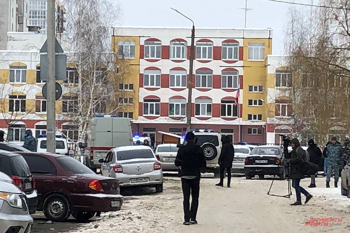 Ружьё пронесла в тубусе? Восьмиклассница стреляла по детям в брянской ...
