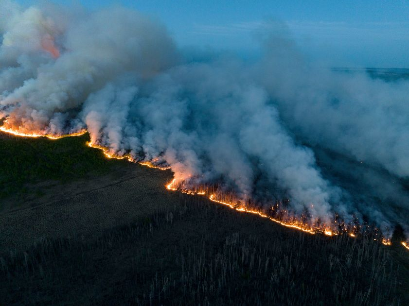 Самый тяжелый за всю историю наблюдений сезон лесных пожаров в Канаде наряду с растущей засухой во многих частях страны негативно сказались на экономике, причем неблагоприятные погодные условия во втором квартале этого года затронули многие отрасли промышленности.