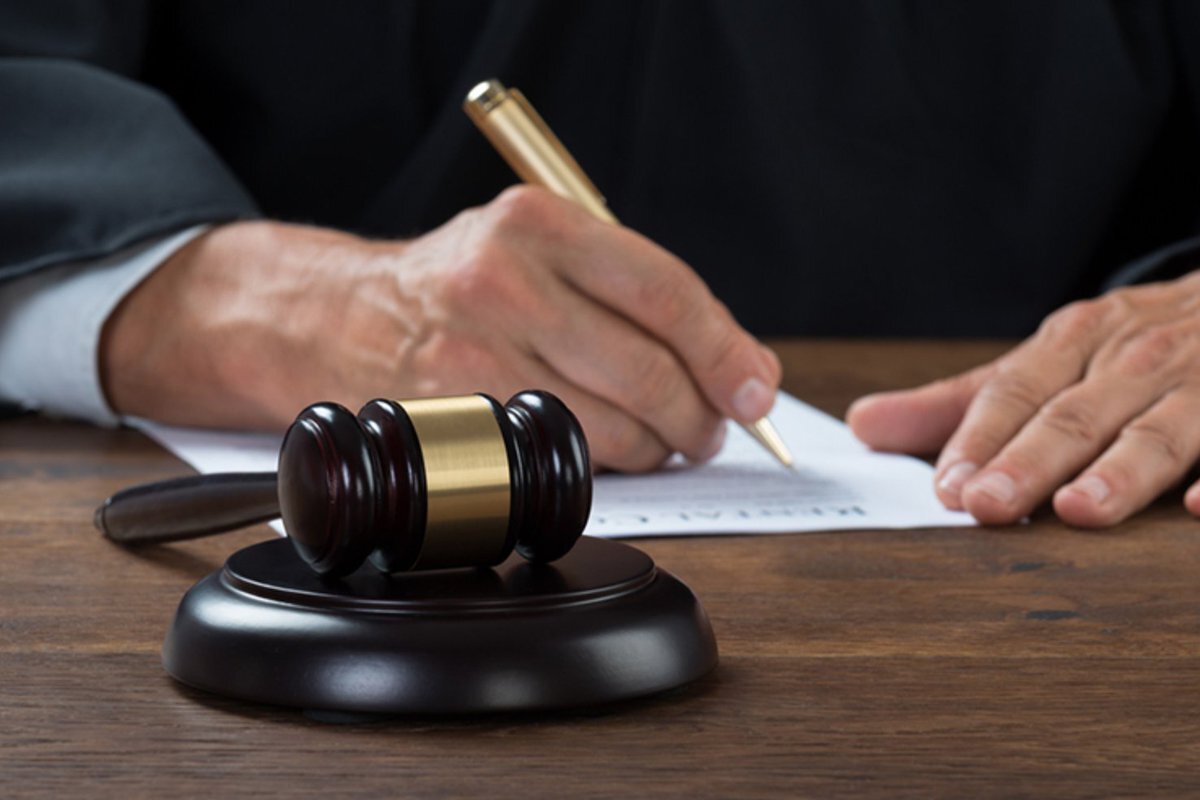 Юридический иск. Юридический иск. Судья в суде. Исковое заявление. Юридический иск.