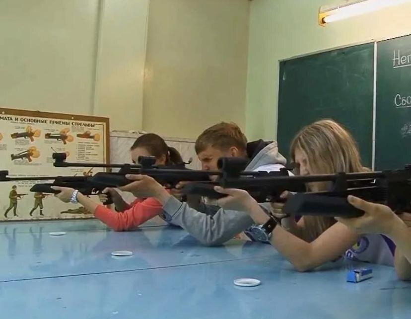 Стрельба в брянске гимназия фото. Винтовка в школе. Пневматическая винтовка ОБЖ. Учитель с оружием в школе. Ружье в школе.