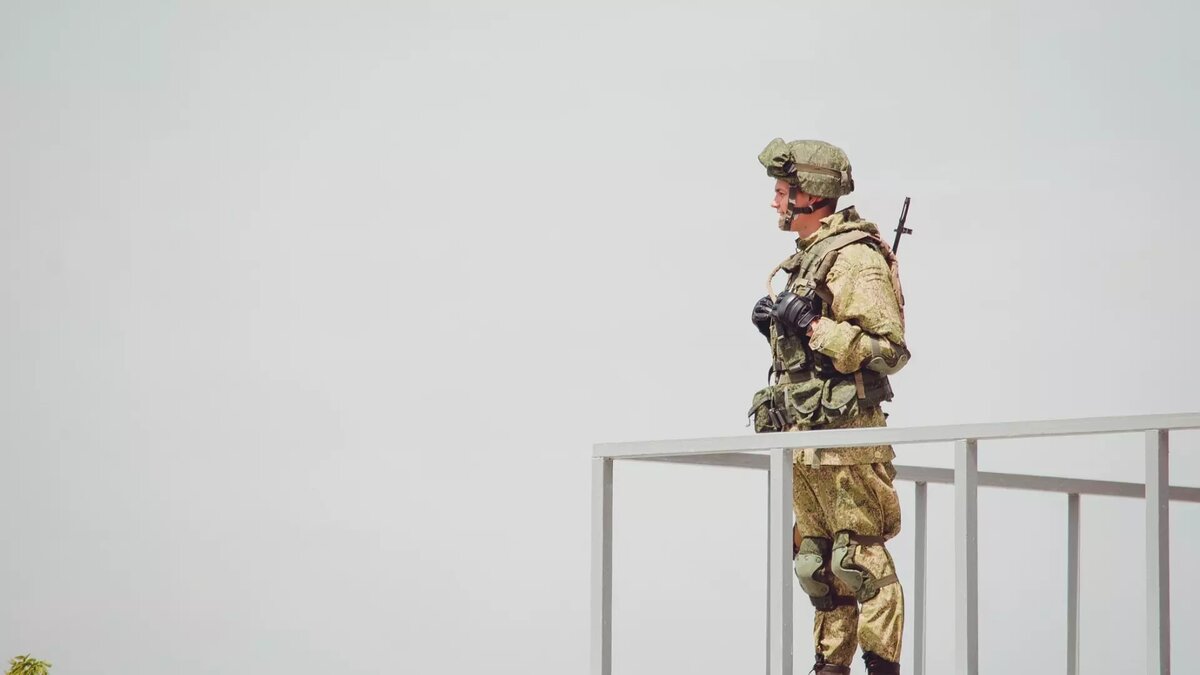     В Тюмени силовики открыли охоту на иностранных граждан, получивших гражданство, но уклоняющихся от службы в армии. Массовые рейды с задержаниями проходят на стройках и в различных учреждениях.