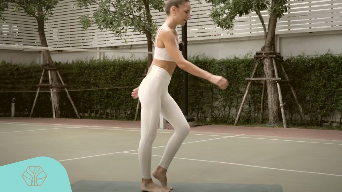 1 упражнение. Лёгкие перешагивания с правой ноги на левую, отрывая каждую пятку по очереди.