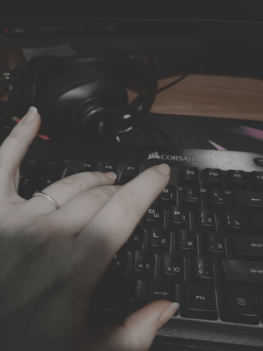 Минздрав предупреждает: от 10 часов за клавиатурой можно заработать боль в запястье и в душе.