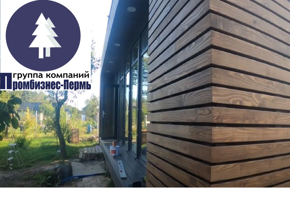 Отделка фасада дома планкеном – распространенная технология. Материал для облицовки изготавливается из различных сортов дерева. Планкен – доски толщиной 1,5-2 см, шириной 7-14 см и длиной до 6 м. Подходит как для внутренних, так и для внешних работ. В статье расскажем, как отделать этим материалом фасад дома. 
Планкен – обработанная с четырех сторон доска. Профиль доски может прямым либо скошенным.

Прямой планкен – сечение доски прямоугольное, не считая скругленных углов. Монтируется он встык.
Коссой или скошенный – торцы доски обрезаны под углом 45-60°, сечение напоминает параллелограмм. Косой планкен монтируется внахлест.
Планкен изготавливают из следующих сортов дерева:

Лиственница – устойчива к гниению, обладает высокой прочностью и не боится влаги.
Дуб – относится к лиственным породам. Элитный материал. Он также отличается прочностью.
Сосна – относится к хвойным породам. Материал не любит влагу. Требует дополнительной обработки для защиты от воды.
Древесно-полимерный композит (ДПК) – доска, сделанная из измельченного древева с добавлением ПВХ. Наиболее бюджетный вариант по сравнению с доской из натурального дерева.
Планкен востребованный на строительном рынке экологичный материал для отделки. В зависимости от того из какой породы дерева он изготавливается, варьируется бюджет на его покупку.