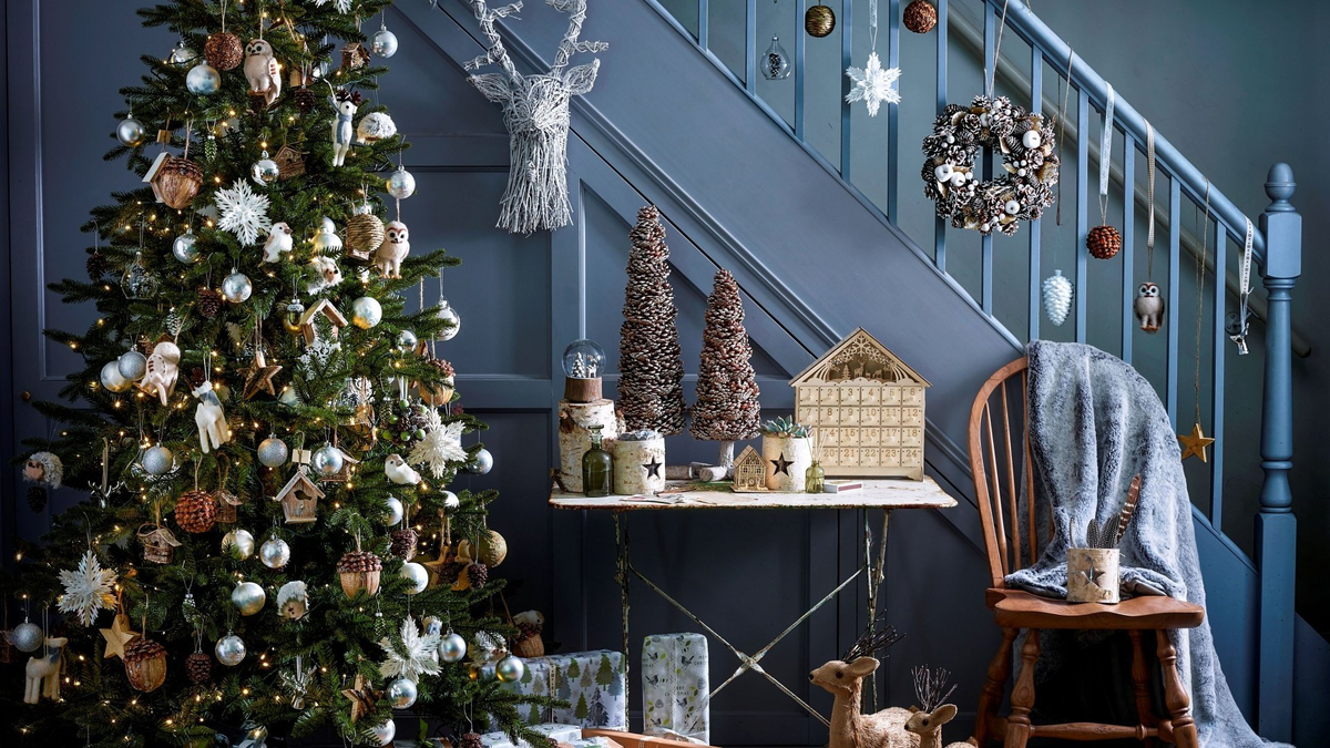     Декоративные елочки, венки, домики - атрибуты зимних святок