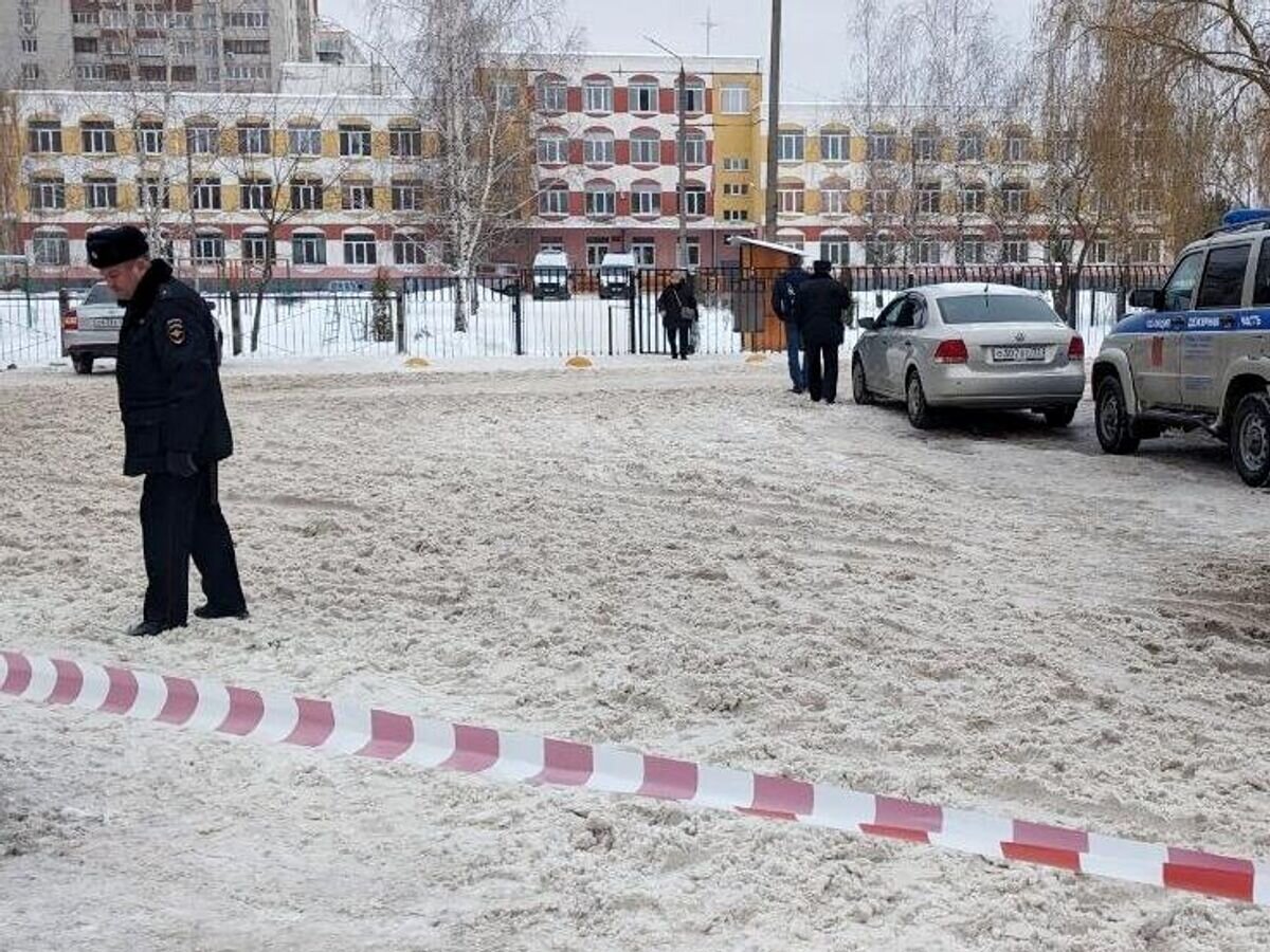    Сотрудники полиции у гимназии №5 в Брянске© РИА Новости / Андрей Мазунин