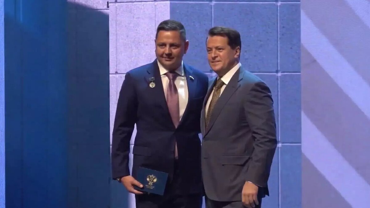     Мэр Казани Ильсур Метшин вручил награды работникам сферы архитектуры и градостроительства города. Торжественная церемония прошла на форуме «Казаныш».