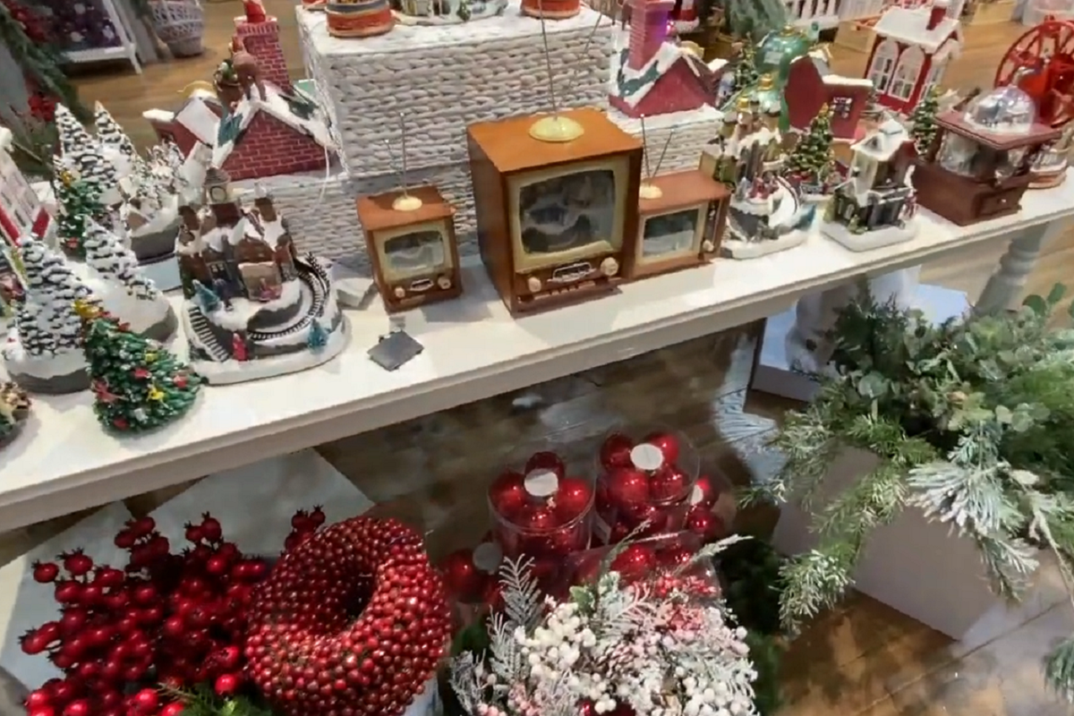 На фото: Витрина Большого новогоднего базара в DLT. Санкт-Петербург. 