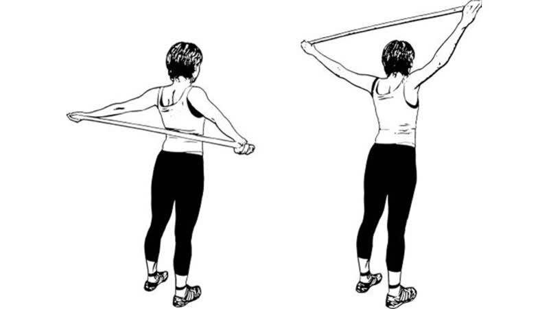 Упражнение разминает плечевые суставы и растягивает грудные мышцы. Движение выполняется медленно и качественно, оно эффективно помогает избежать каких либо травм во время жима лежа