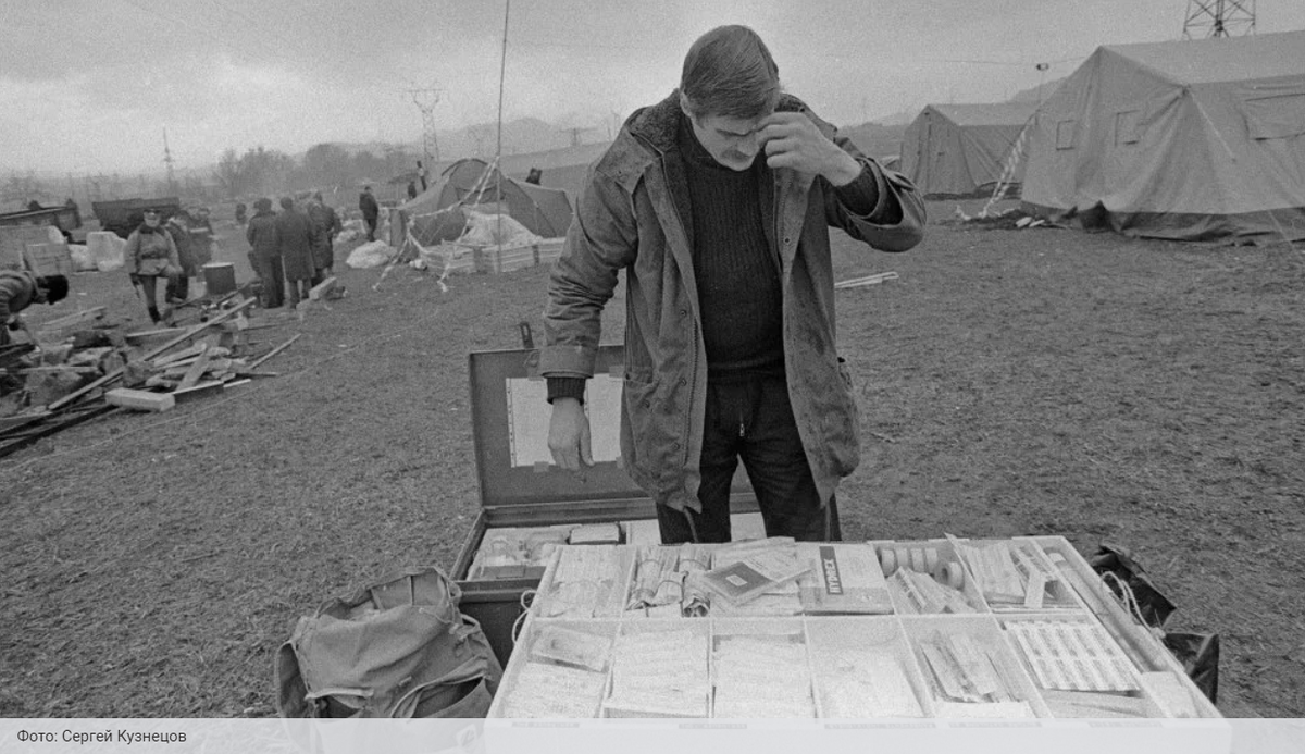 Землегорск. Спитакское землетрясение 1988. Ленинакан землетрясение 1988. Ленинакан землетрясение 1988 гробы.