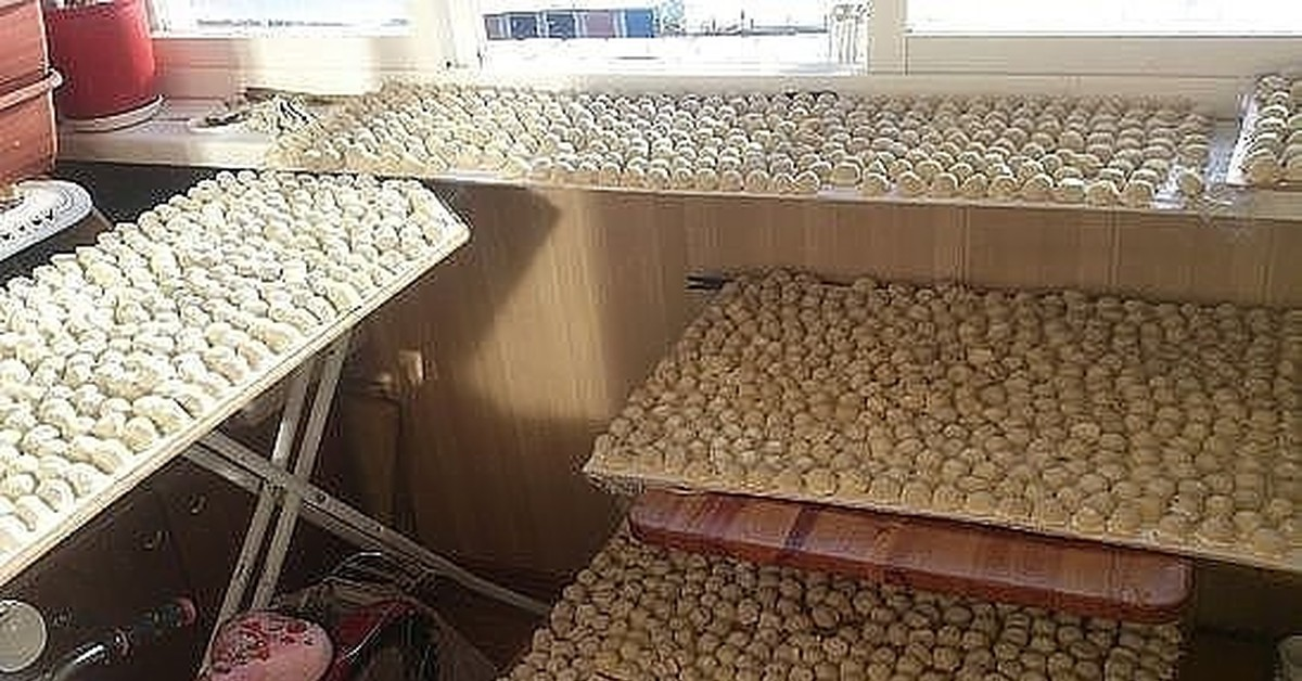 Человек пельмень. Пельмени в банке доширак. Шоу уральские пельмени 2022. Много очень много пельменей. Пельмени и к.