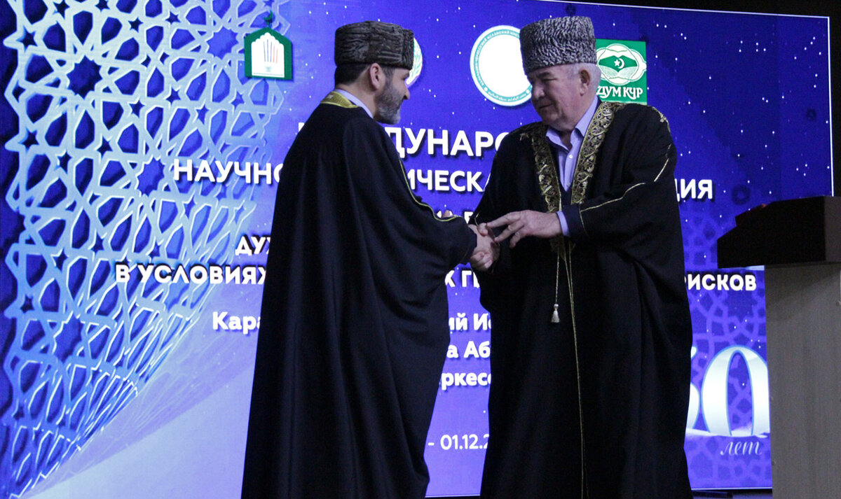 Исмаил-хаджи Бердиев вручил ректору института Мухаммаду-хаджи Батчаеву орден «За заслуги перед уммой» первой степени. Фото автора.