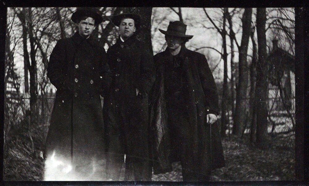 В.Н. Чекрыгин, В.В. Маяковский, В.Ф. Шехтель. Москва, 1913. Желатино-серебряный отпечаток. 8,8х14,6 Государственный Музей В.В. Маяковского (ГММ)