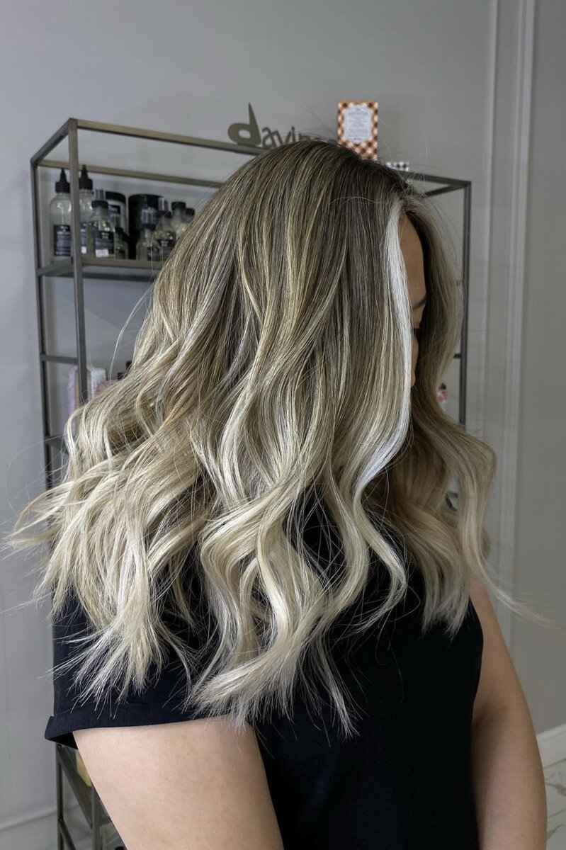 Одна из моих работ: осветление в технике аиртач на весь объем волос. Заметьте, что прикорневая зона смешивается с осветленными прядями, есть контуринг. Седина зрительно смешалась с блондом и стала незаметной.