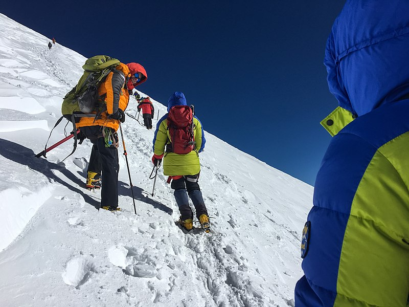 Автор: Dmitry A. Mottl Источник: https://commons.wikimedia.org/wiki/File:Mountaineers_on_Elbrus.jpg