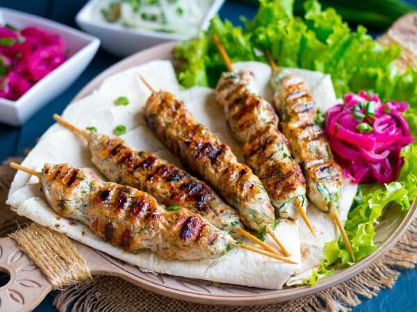Люля-кебаб из курицы

Люля-кебаб из курицы - это популярное блюдо, которое можно приготовить на гриле или на сковороде. Вот пример рецепта:

**Ингредиенты:**
- 500 г филе куриной грудки
- 1 луковица
- 2 зубчика чеснока
- 1 яйцо
- 2 столовые ложки манной крупы
- Соль и перец по вкусу
- Шашлычные шпажки

**Инструкции:**
1. Нарежьте куриную грудку на кусочки и поместите их в миску.
2. Натрите лук на мелкой терке и добавьте к куриной грудке.
3. Добавьте измельченный чеснок, яйцо, манную крупу, соль и перец в миску с куриной грудкой.
4. Хорошо перемешайте все ингредиенты, чтобы они хорошо соединились.
5. Сформируйте массу из куриной грудки в виде длинных, узких колбасок вокруг шашлычных шпажек.
6. Разогрейте гриль или сковороду на среднем огне.
7. Положите люля-кебабы на гриль или сковороду и жарьте их до золотистого цвета с обеих сторон, примерно по 5-7 минут на каждую сторону.
8. Подавайте люля-кебабы горячими с соусом по вашему выбору и гарниром.

**Примечание:** Это всего лишь один из множества рецептов приготовления люля-кебаба из курицы. Вы можете экспериментировать с ингредиентами и пропорциями, чтобы приготовить его по своему вкусу.

Надеюсь, этот рецепт вам понравится! Приятного аппетита!