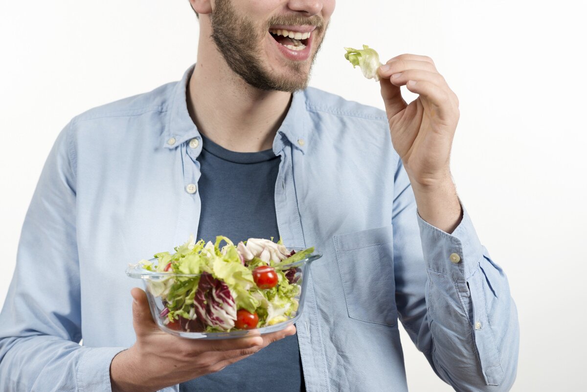 Быстро и эффективно поднять мужчине. Человек ест салат. Счастливое питание мужчина. Мужик ест салат. Мужское здоровье.