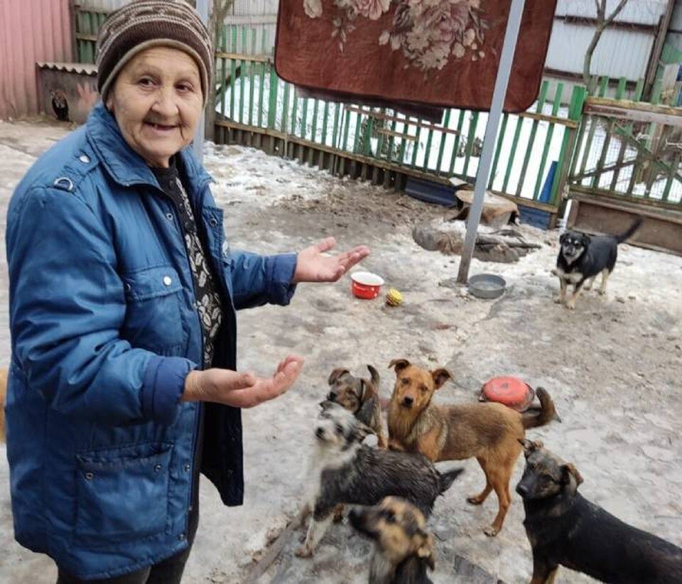    Людмила Мусатова со своими питомцами. предоставлено волонтерами.