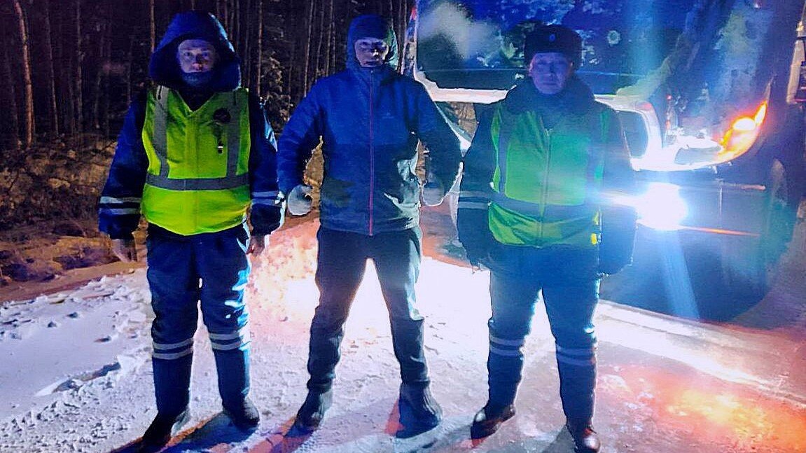    В Нефтеюганском районе полицейские спасли водителя, простоявшего 4 часа на морозе