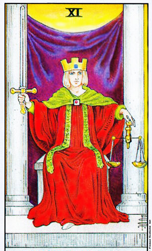 Аркан Справедливость (Правосудие, Регулирование) из колод А. Уэйта (1) и А. Кроули (2) 