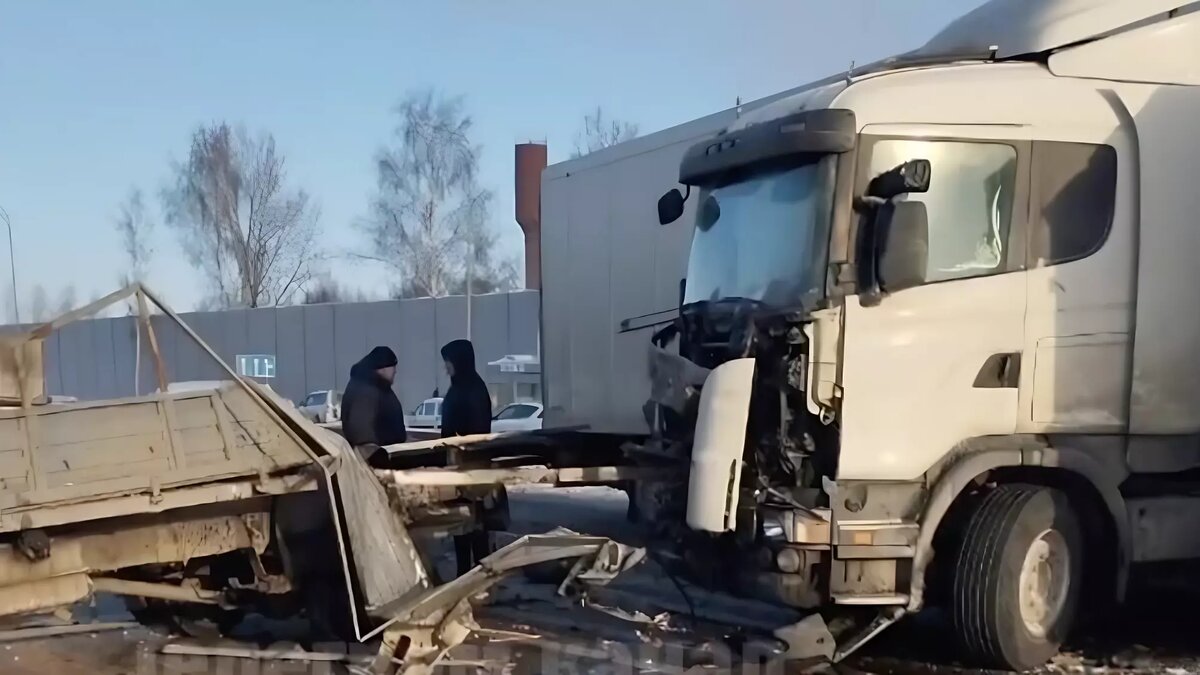     На трассе М-7 под Казанью образовалась серьезная пробка. Очевидцы заявили, что движение в сторону Москвы заблокировано из-за фуры. Соответствующая публикация появилась в Telegram-канале Region 116.