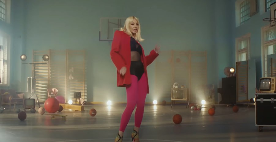 Скриншот из клипа Кристины Орбакайте "Нравишься".