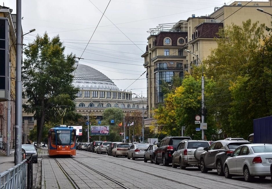 КТМ-623 в Новосибирске. На заднем плане оперный театр. Фото Аркадия Гершмана 