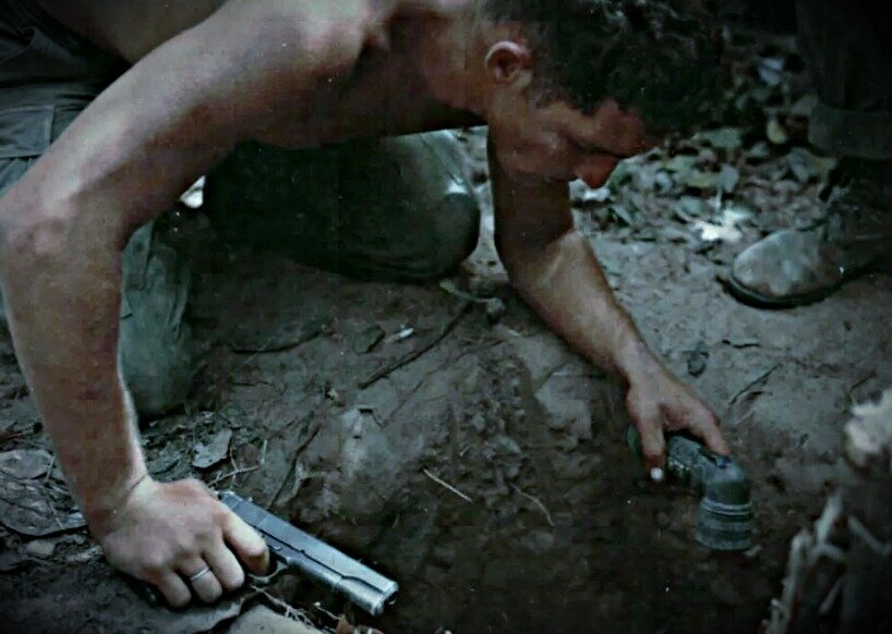 Американский пехотинец подразделения "Тоннельных крыс" с пистолетом Кольт и Г-образным армейским фонарем TL -122.